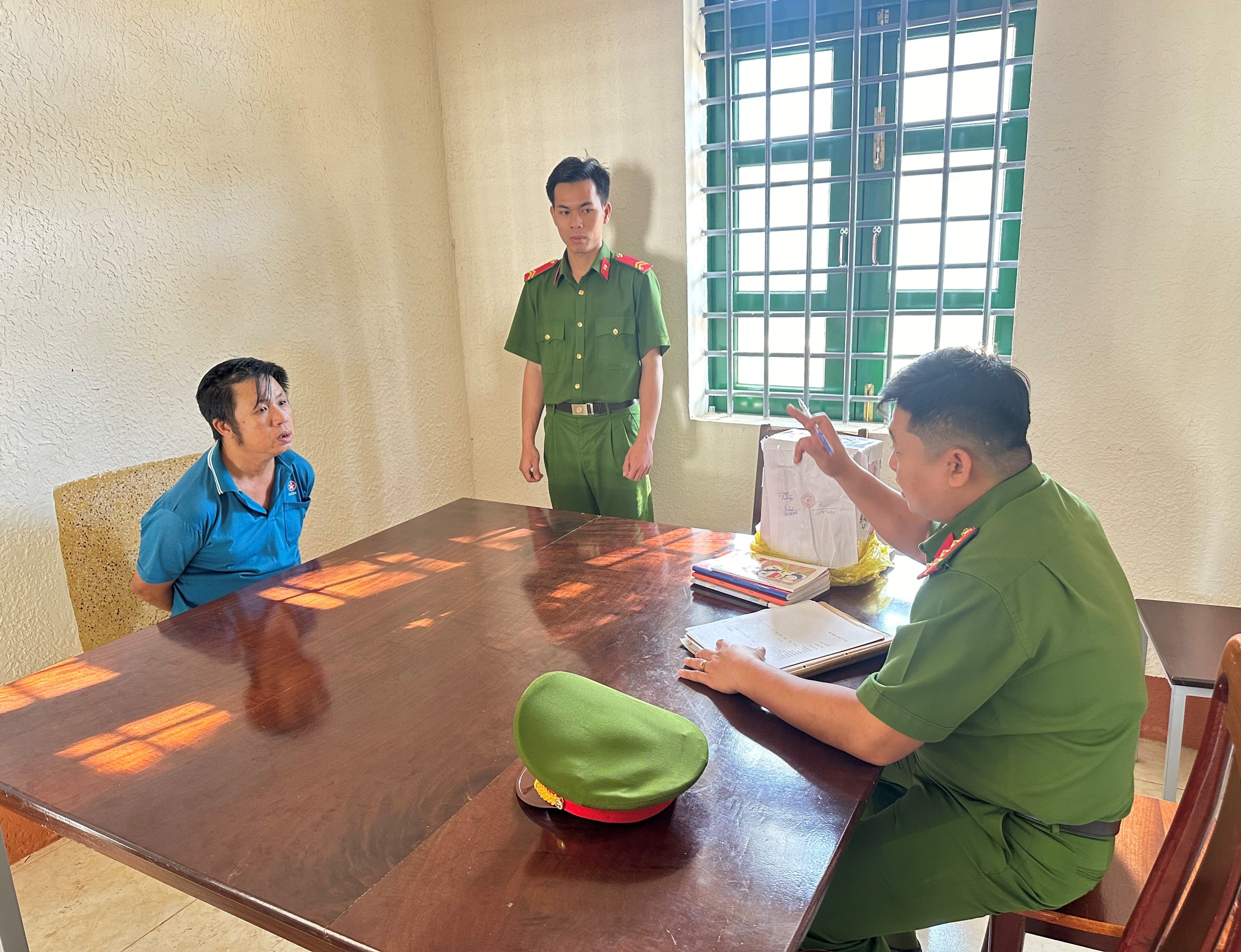 "Trùm" cho vay lãi nặng bất ngờ đâm cán bộ công an khi bị khám xét nhà- Ảnh 1.