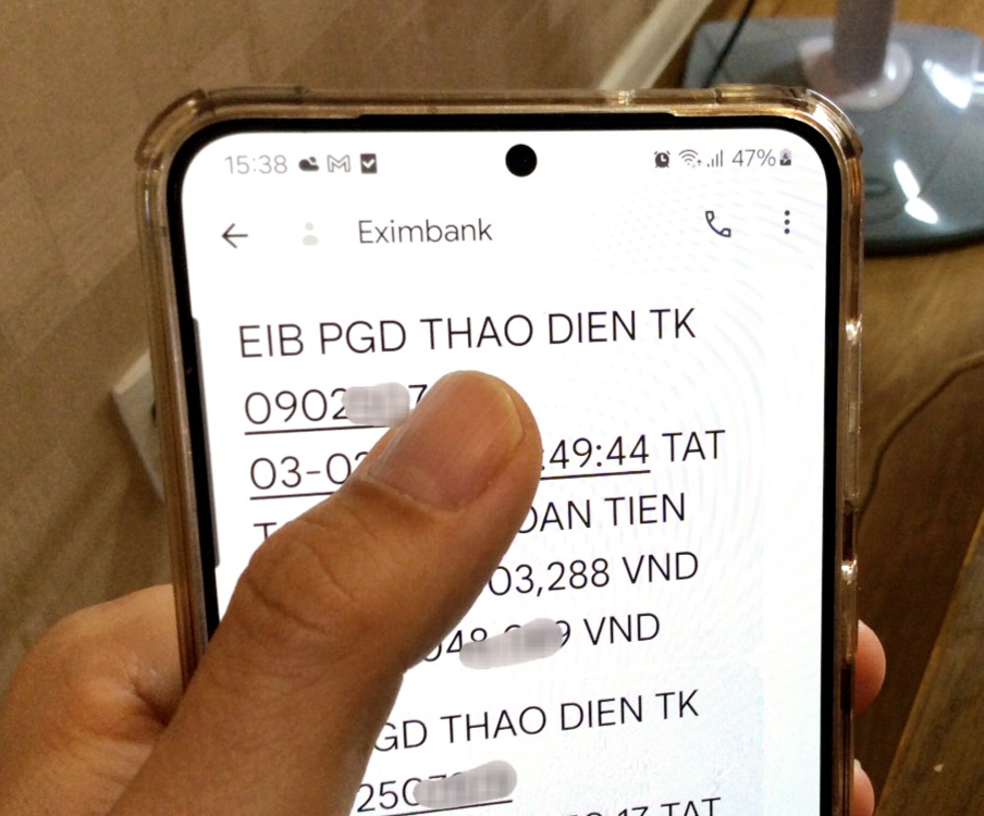 Thấy gì từ động thái tăng phí SMS Banking của các ngân hàng?- Ảnh 1.