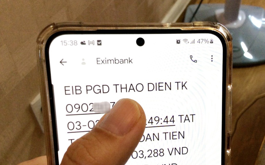 Thấy gì từ động thái tăng phí SMS Banking của các ngân hàng?