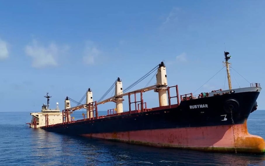 Trúng 2 tên lửa Houthi, tàu hàng Anh chìm trên biển Đỏ