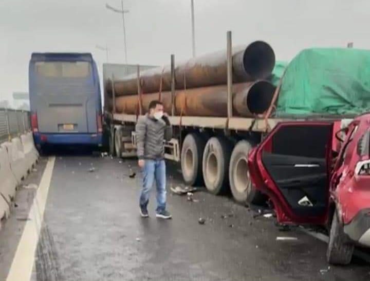Tai nạn li&ecirc;n ho&agrave;n giữa xe kh&aacute;ch, xe đầu k&eacute;o v&agrave; xe con tr&ecirc;n cao tốc- Ảnh 1.