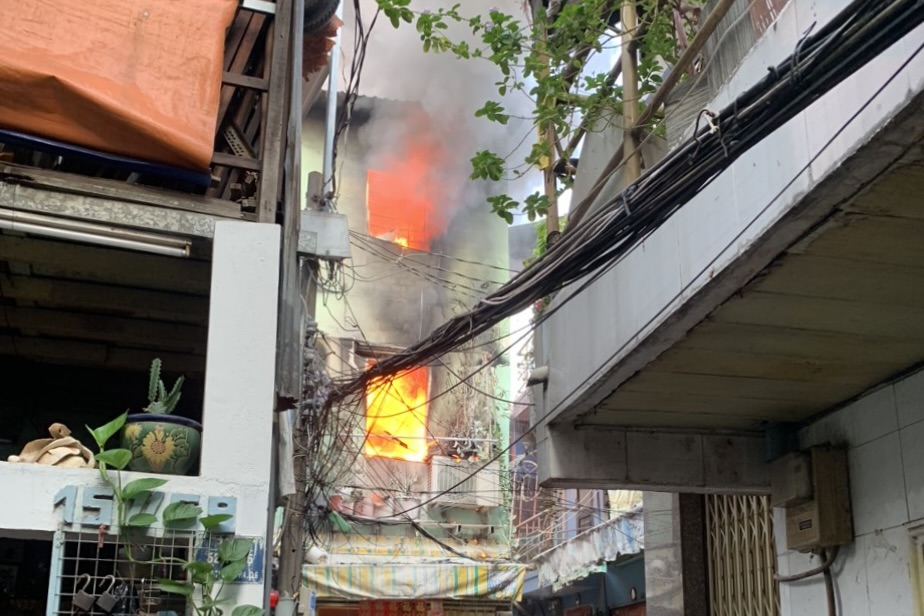 Cháy nhà 3 tầng ở quận 6 - TP HCM- Ảnh 1.
