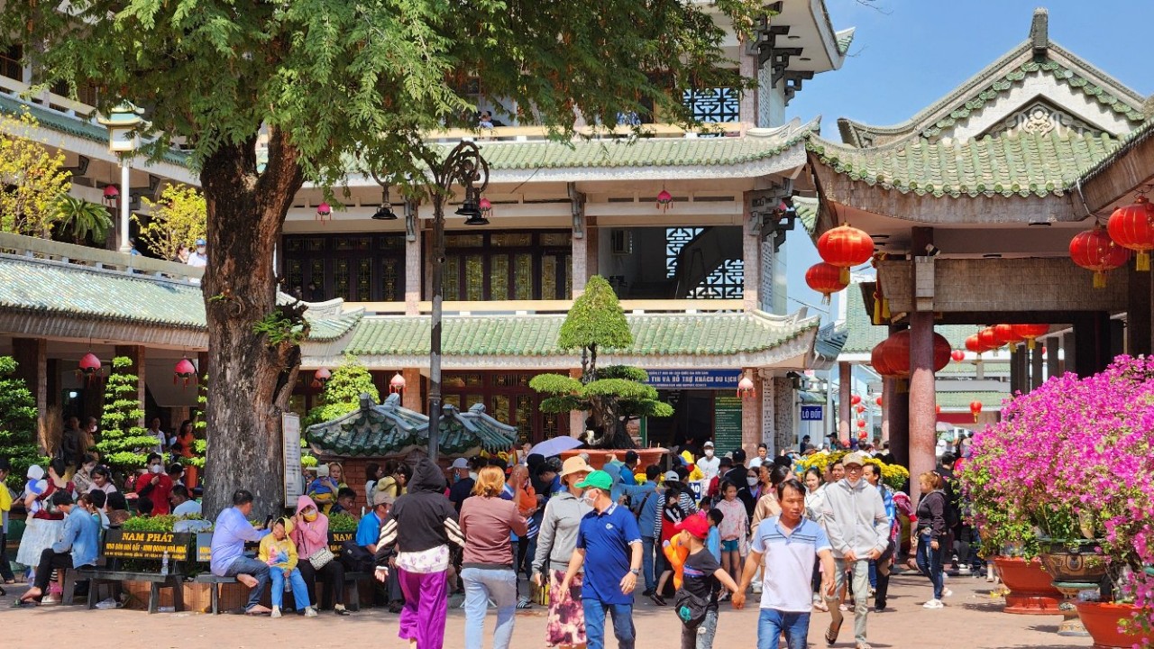 Chỉ trong nửa tháng, Miếu Bà Chúa xứ Núi Sam đón lượng khách khủng- Ảnh 1.