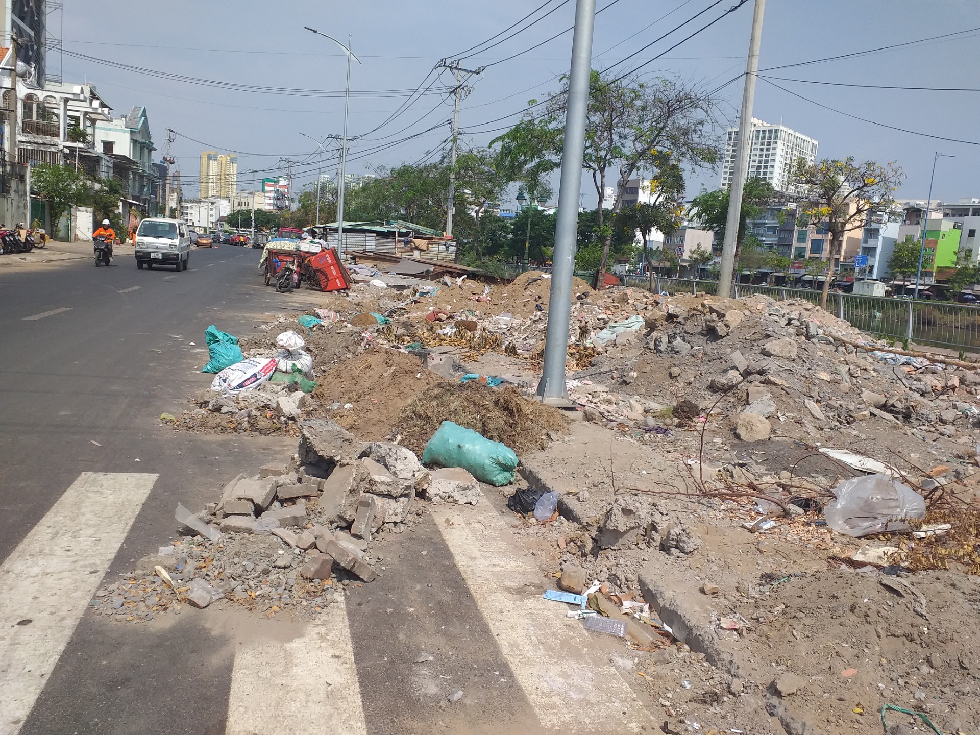 Đất c&aacute;t, x&agrave; bần tr&agrave;n đường- Ảnh 1.