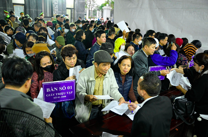 C&aacute;c bị hại đến l&agrave;m thủ tục v&agrave;o tham dự phi&ecirc;n t&ograve;a Ảnh: Nguyễn Hưởng