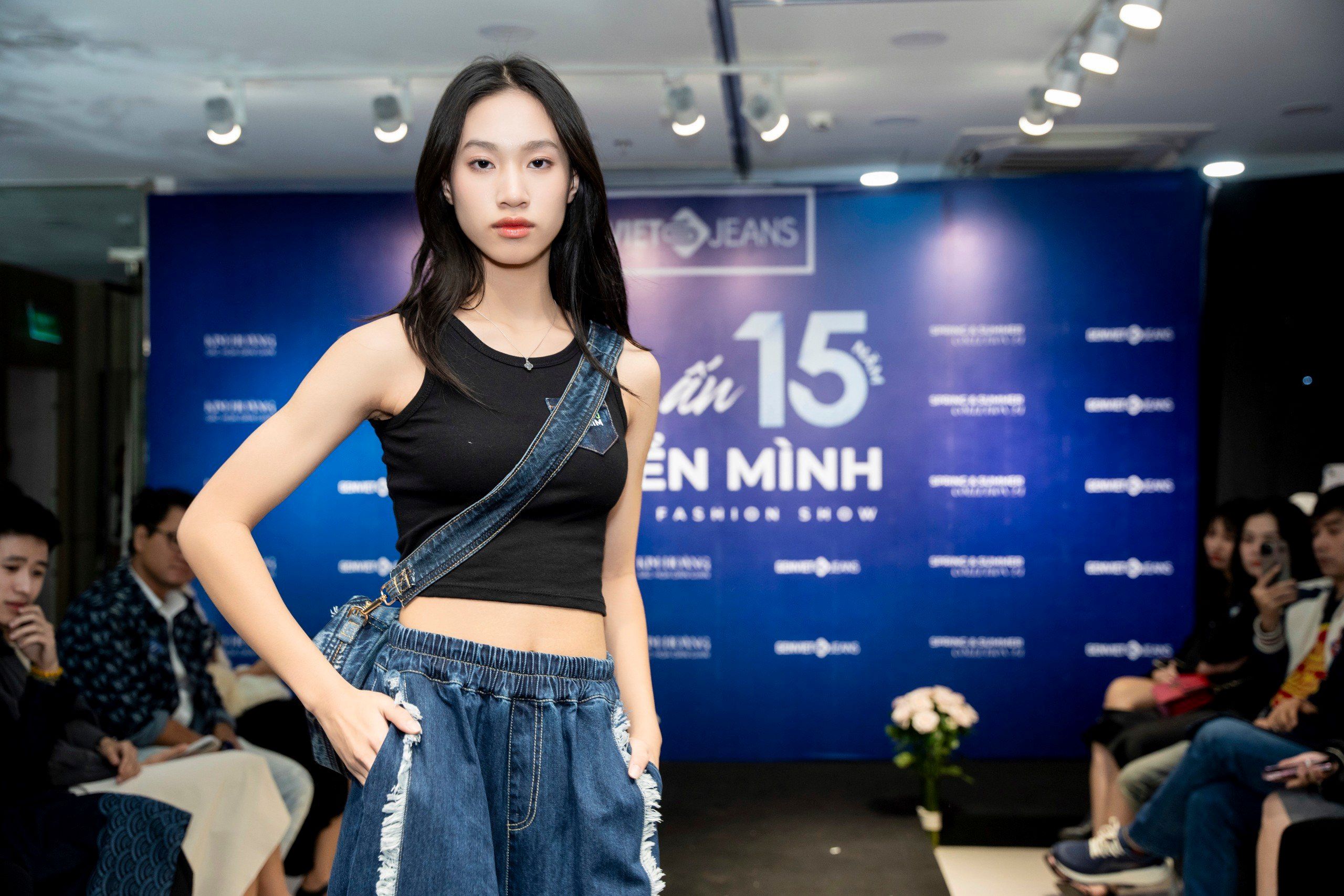 Mẫu teen Quỳnh Trang gợi &yacute; cho set denim cực ấn tượng- Ảnh 3.