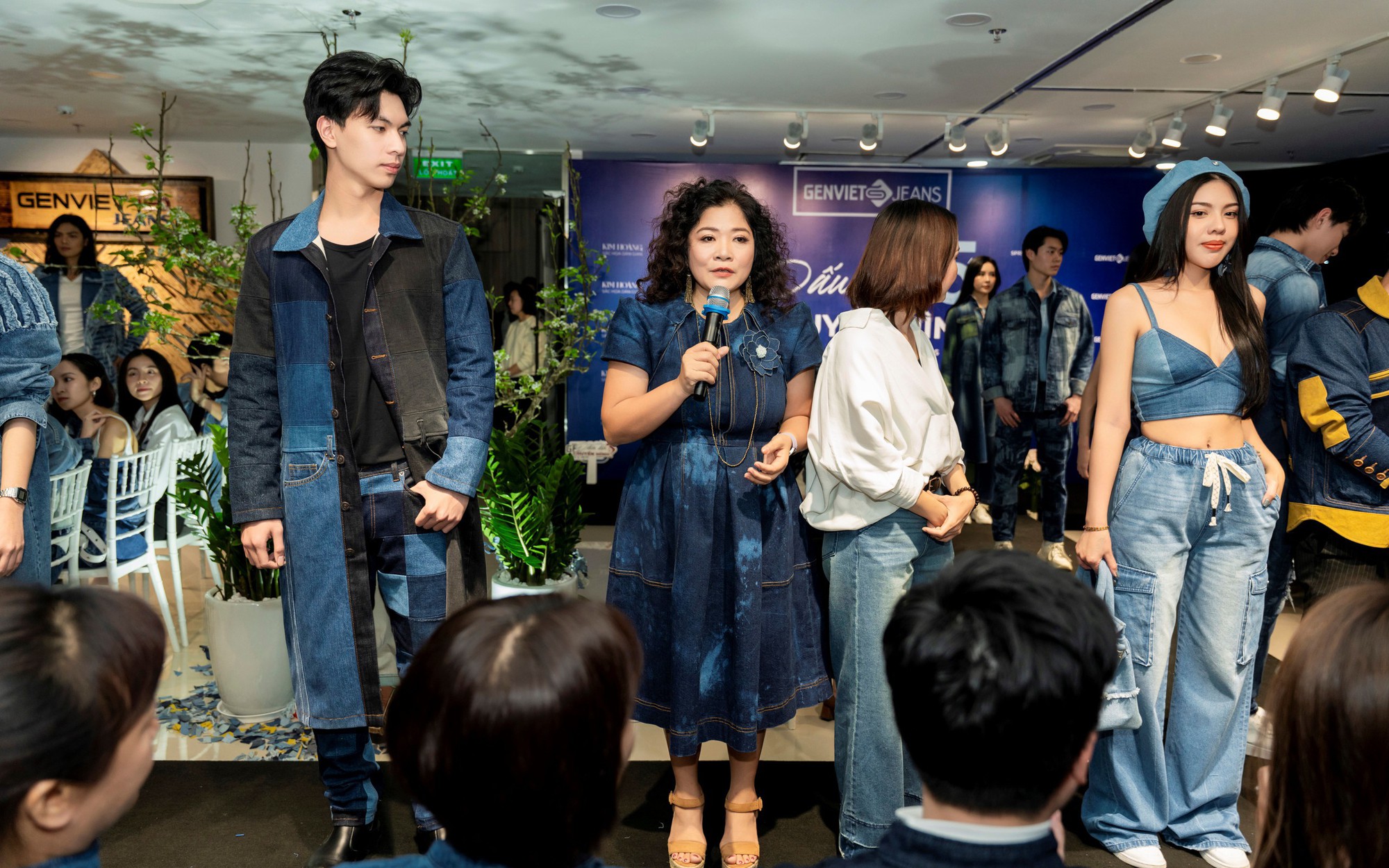Mẫu teen Quỳnh Trang gợi ý cho set denim cực ấn tượng