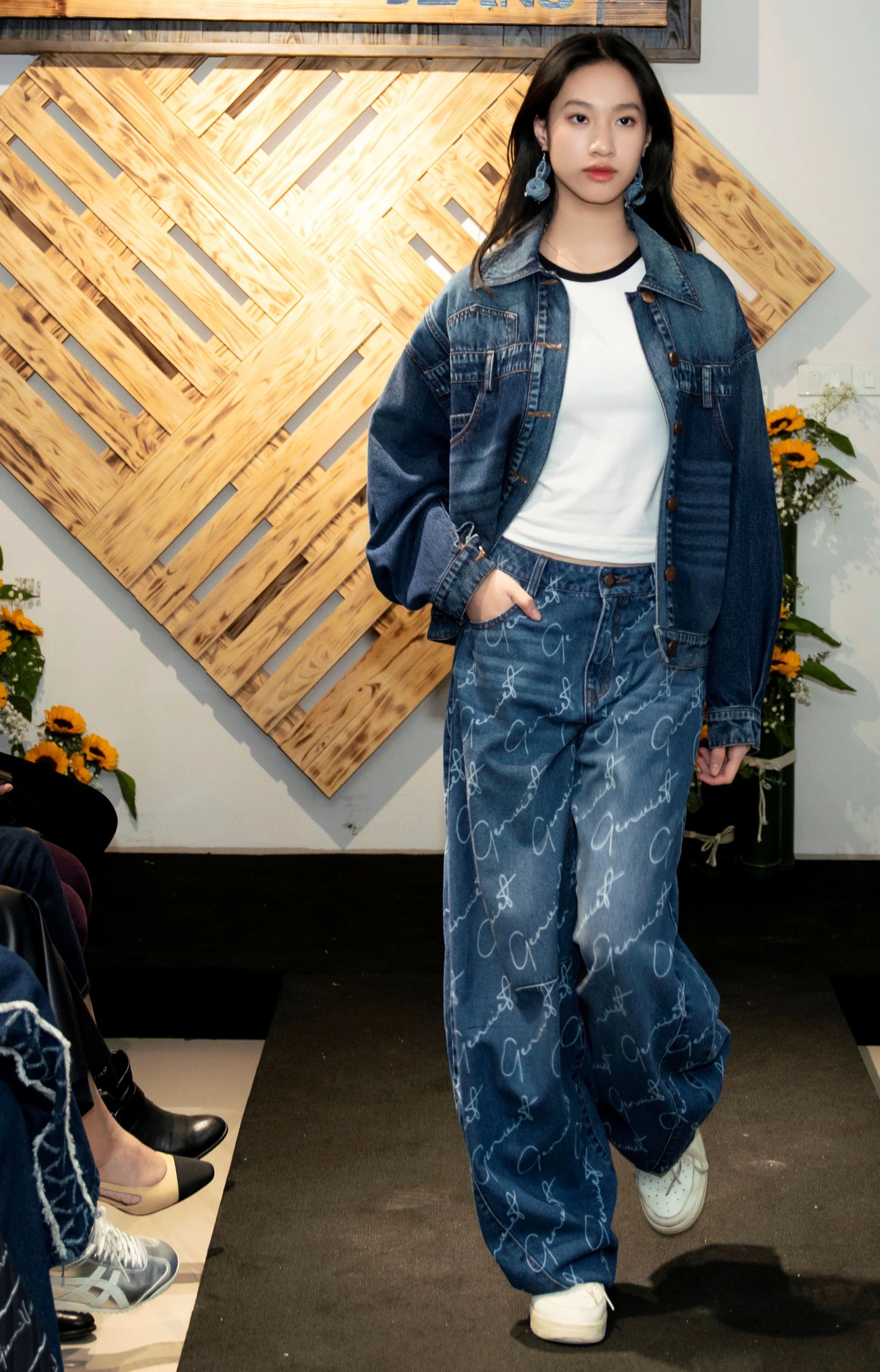 Mẫu teen Quỳnh Trang gợi &yacute; cho set denim cực ấn tượng- Ảnh 4.