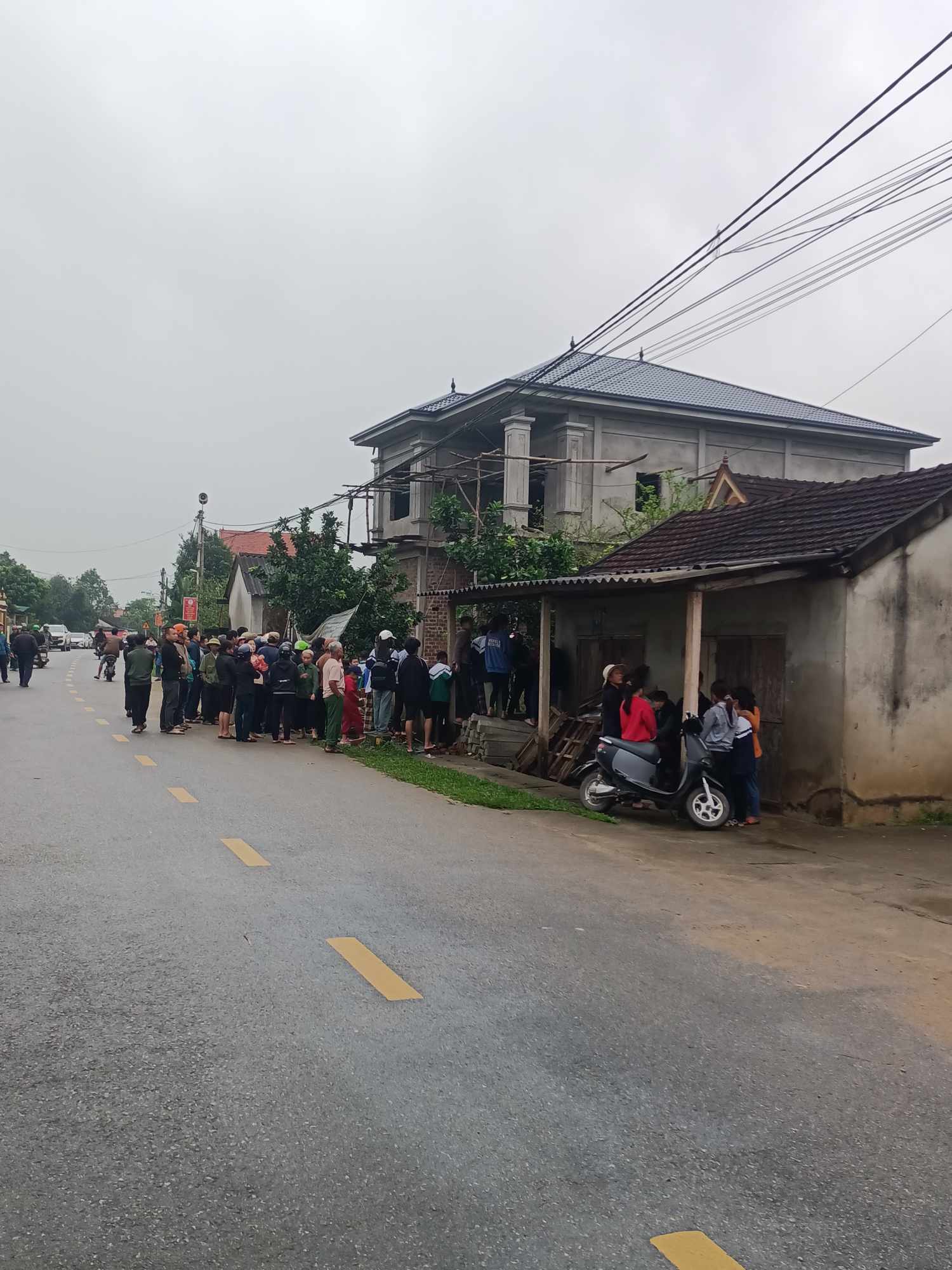 Hai b&agrave; ch&aacute;u bị thanh ni&ecirc;n c&ugrave;ng th&ocirc;n ch&eacute;m thương vong- Ảnh 1.
