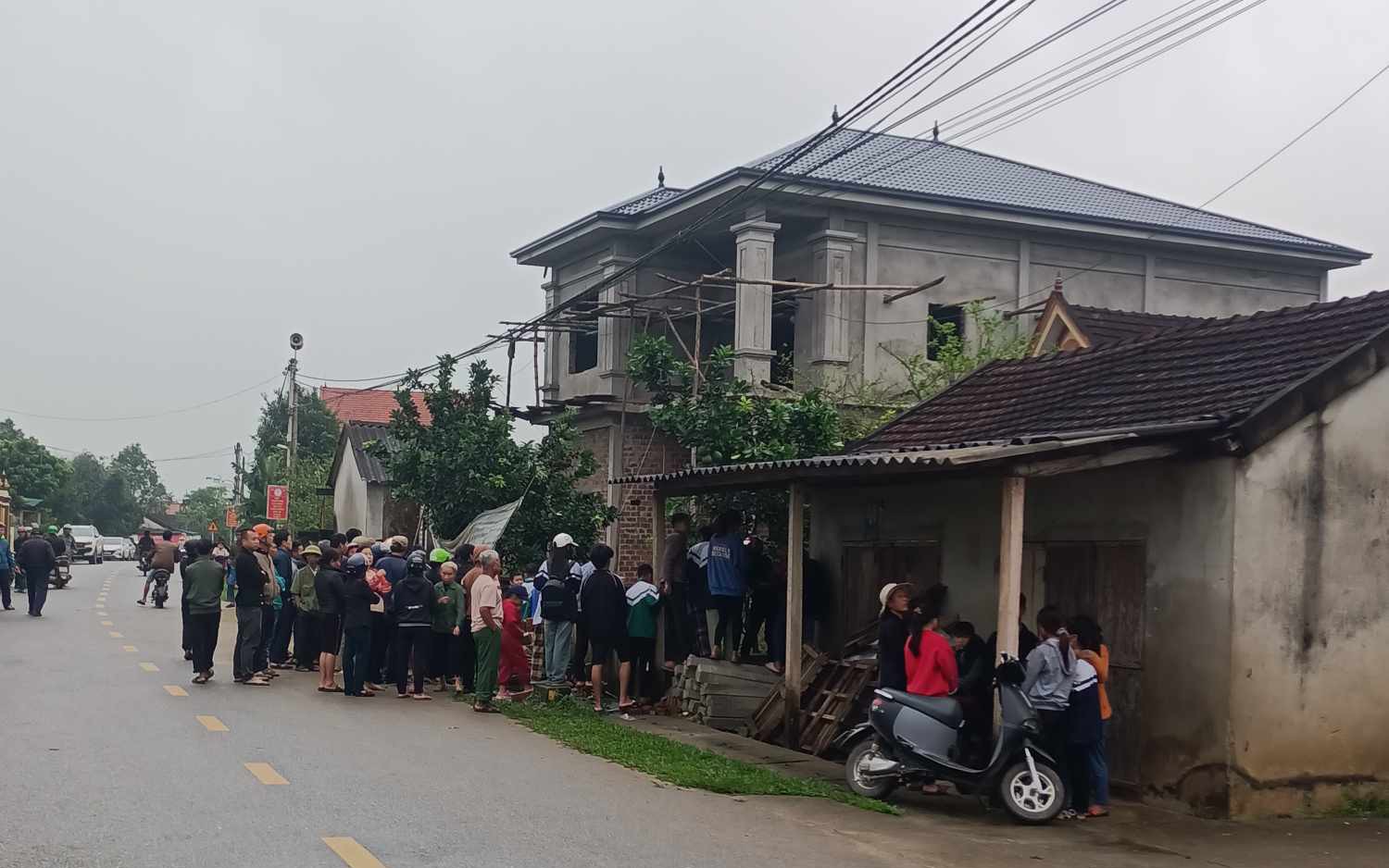 Hai bà cháu bị thanh niên cùng thôn chém thương vong