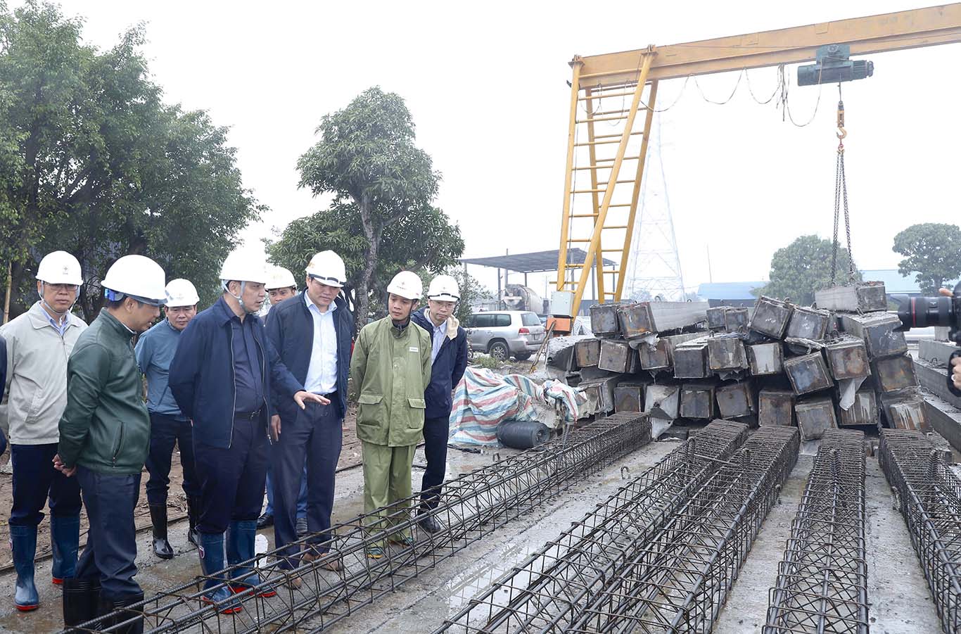 Ông Đặng Hoàng An, Chủ tịch Hội đồng Thành viên EVN (hàng đầu, thứ hai từ trái sang), kiểm tra công tác thi công dự án đường dây 500 kV Nhà máy Nhiệt điện Nam Định 1 - Phố Nối