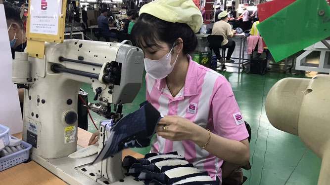 C&ocirc;ng nh&acirc;n C&ocirc;ng ty TNHH Đại Hoa phấn khởi khi được tăng ca trở lại
