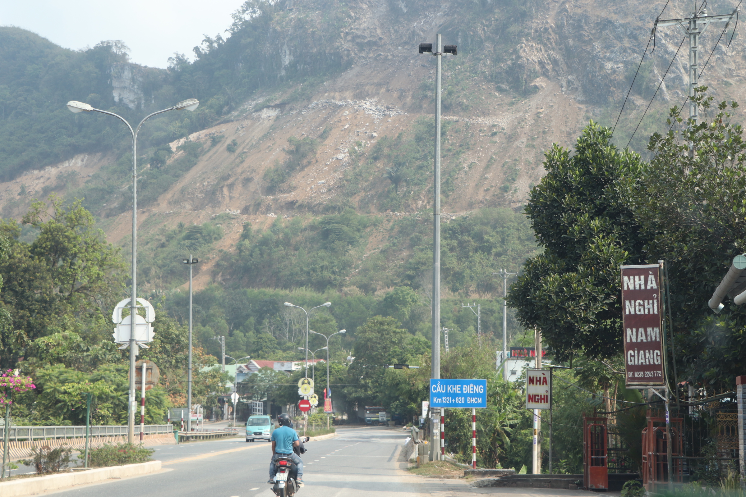 Nổ mìn, tảng đá rơi đè sập nhà dân ở Quảng Nam: Sống trong sợ hãi!- Ảnh 4.