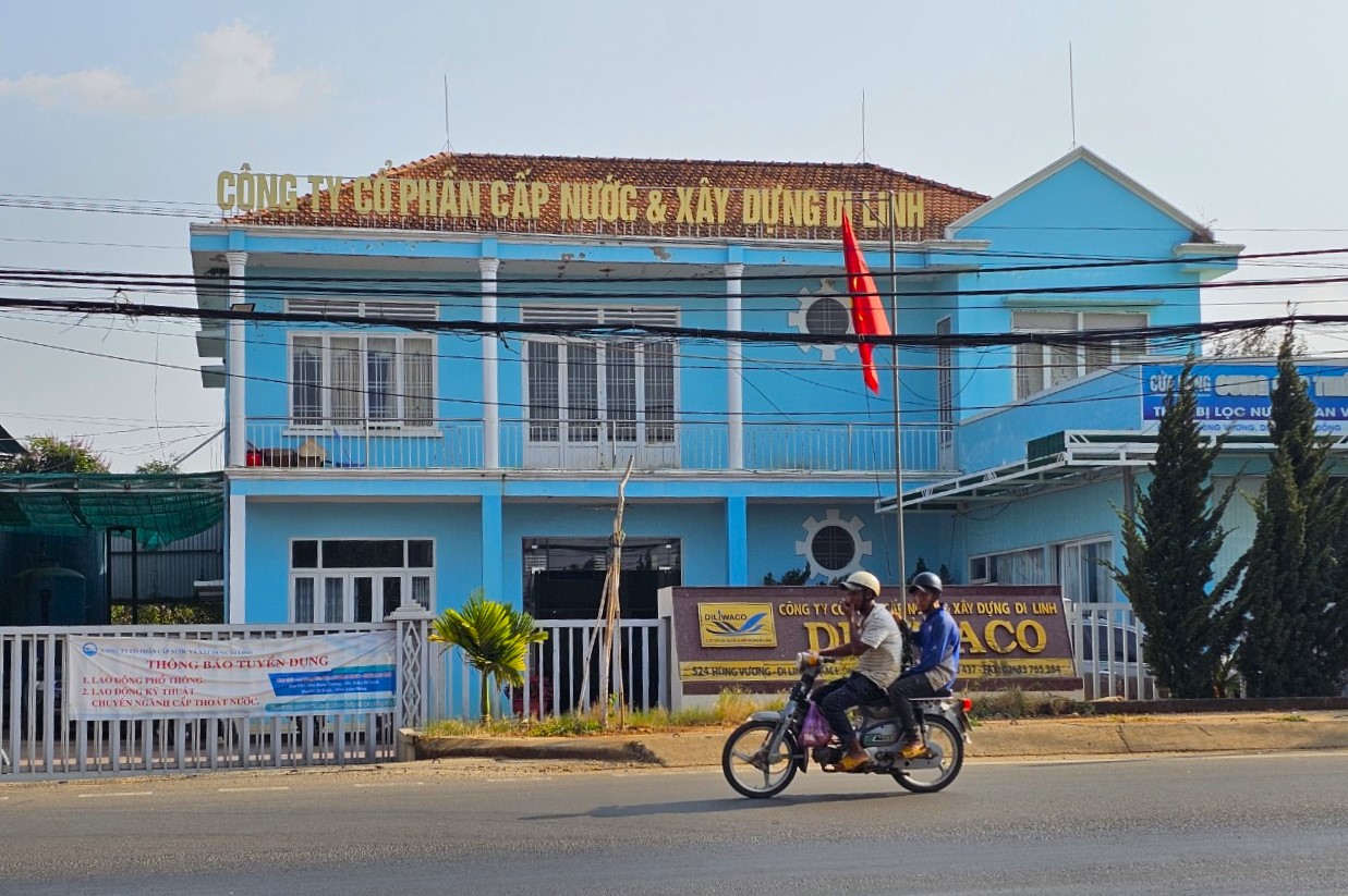 Thiếu nước sạch nhiều tháng, người dân mua nước đến 200.000 đồng/m3- Ảnh 3.