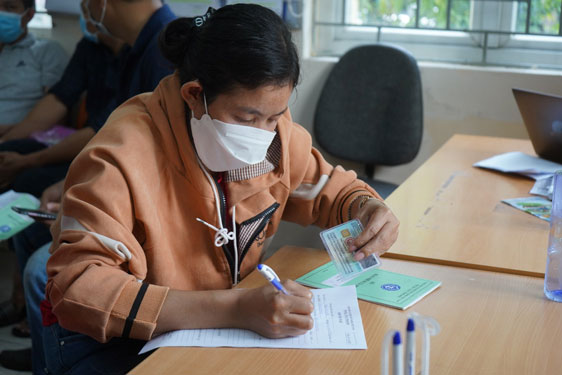 Người lao động đến cơ quan BHXH quận 12, TP HCM l&agrave;m hồ sơ hưởng BHXH một lần              ẢNH: HUỲNH NHƯ