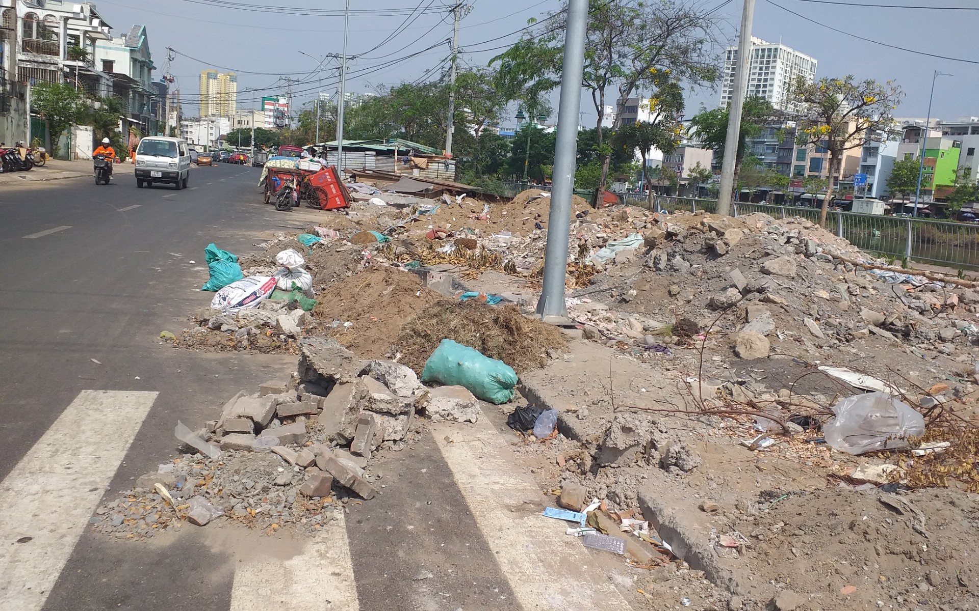 Đất cát, xà bần tràn đường