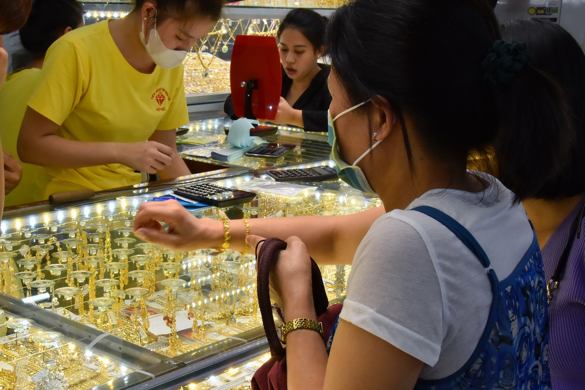 Gi&aacute; v&agrave;ng h&ocirc;m nay, 21-3: Tăng dựng đứng, Mỹ sẽ c&oacute; 3 lần giảm l&atilde;i suất- Ảnh 1.