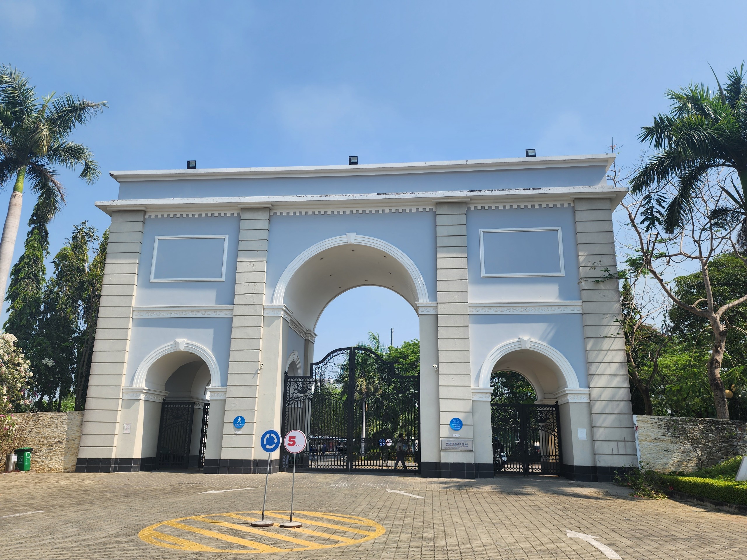 TP HCM: Tăng học ph&iacute; v&agrave; c&aacute;c khoản sai quy định, nhiều trường tư bị "tu&yacute;t c&ograve;i"- Ảnh 1.
