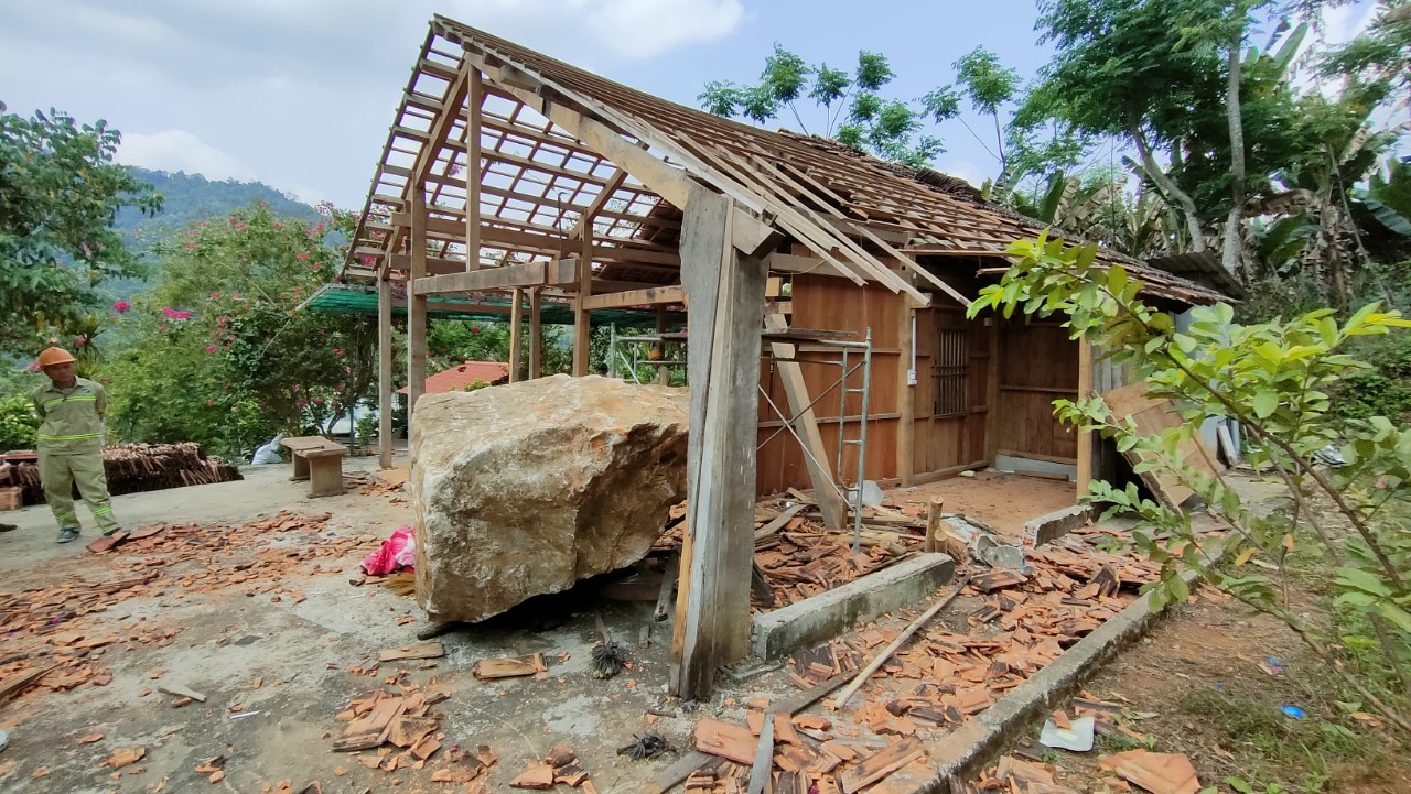Nổ mìn, tảng đá rơi đè sập nhà dân ở Quảng Nam: Sống trong sợ hãi!- Ảnh 1.