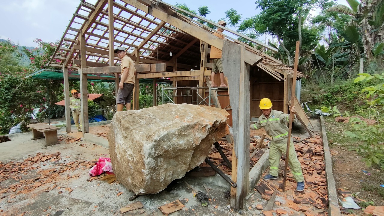 Nổ mìn, tảng đá rơi đè sập nhà dân ở Quảng Nam: Sống trong sợ hãi!- Ảnh 2.
