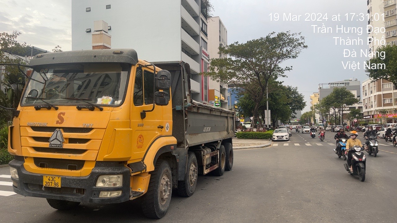 Đ&agrave; Nẵng: Xử l&yacute; nghi&ecirc;m đo&agrave;n xe tải đi v&agrave;o đường cấm- Ảnh 1.