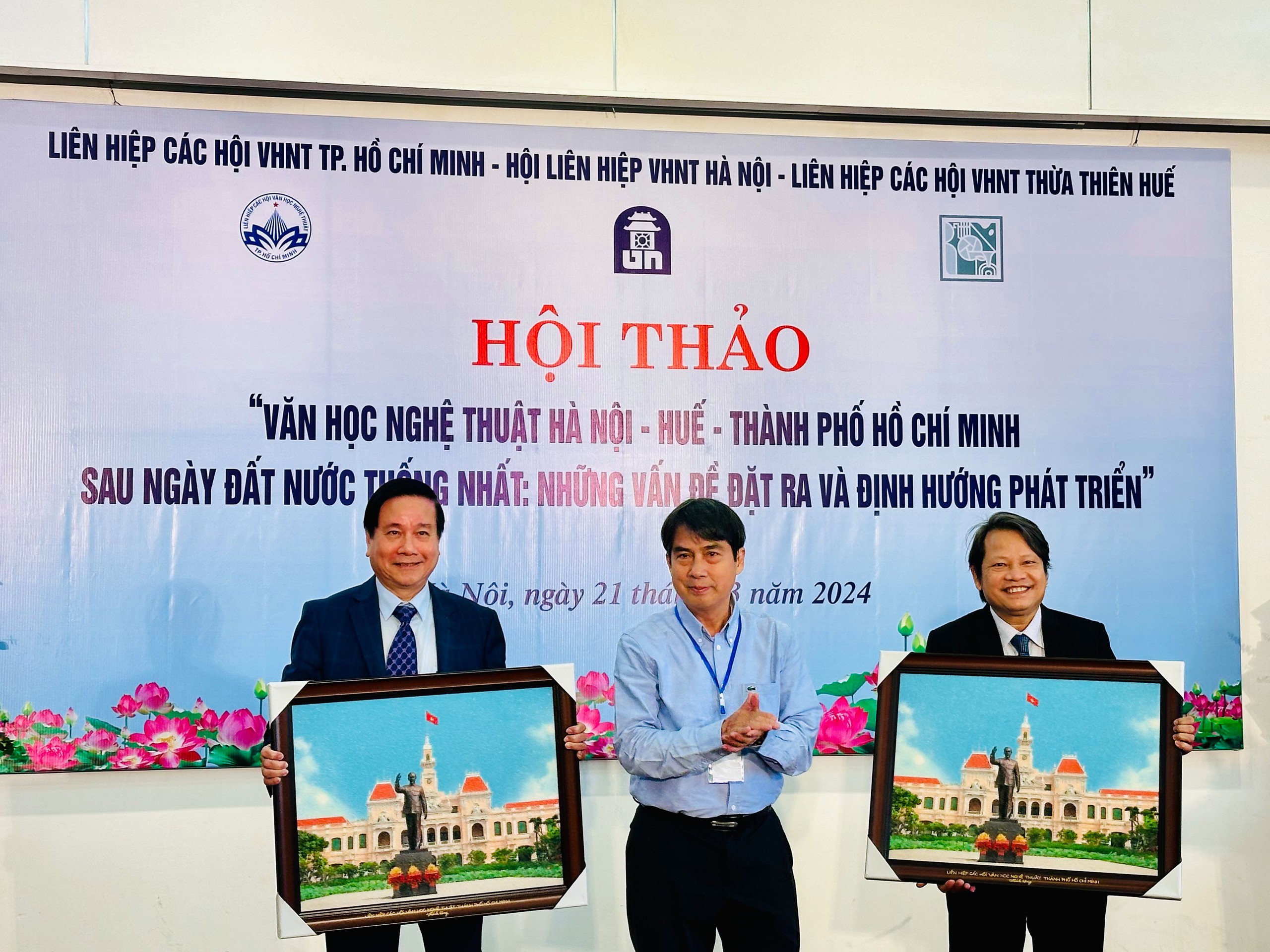 KTS Nguyễn Trường Lưu, Chủ tịch Liên hiệp các Hội VHNT TP HCM, trao tặng 2 món quà của TP HCM cho đại biểu TP Hà Nội và Huế tại hội thảo