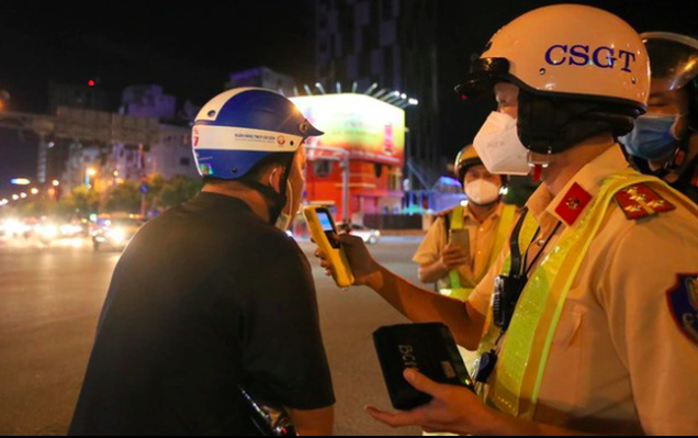 CSGT b&iacute; mật nắm t&igrave;nh h&igrave;nh t&agrave;i xế vi phạm nồng độ cồn- Ảnh 1.