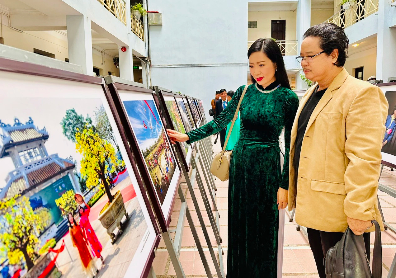 D&acirc;ng tr&agrave;o cảm x&uacute;c tại triển l&atilde;m ảnh &ldquo;Chung một cơ đồ Việt Nam&rdquo;- Ảnh 2.