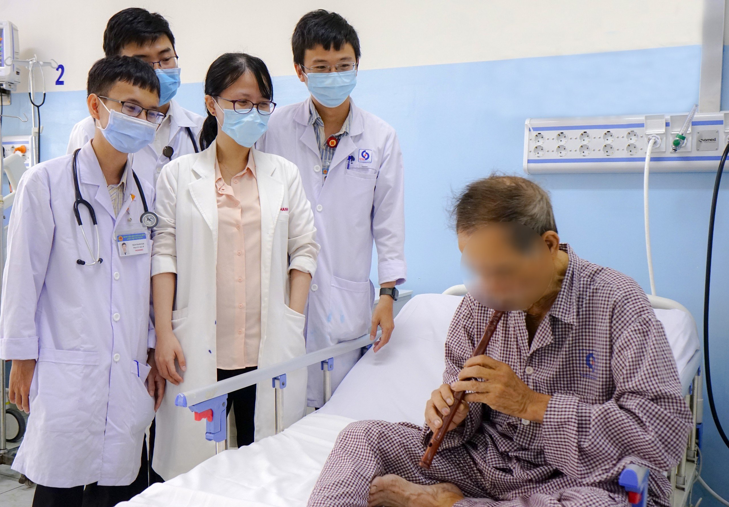 Cụ &ocirc;ng 76 tuổi ngừng tim hồi sinh sau 30 ph&uacute;t được b&aacute;c sĩ hồi sức, sốc điện- Ảnh 1.