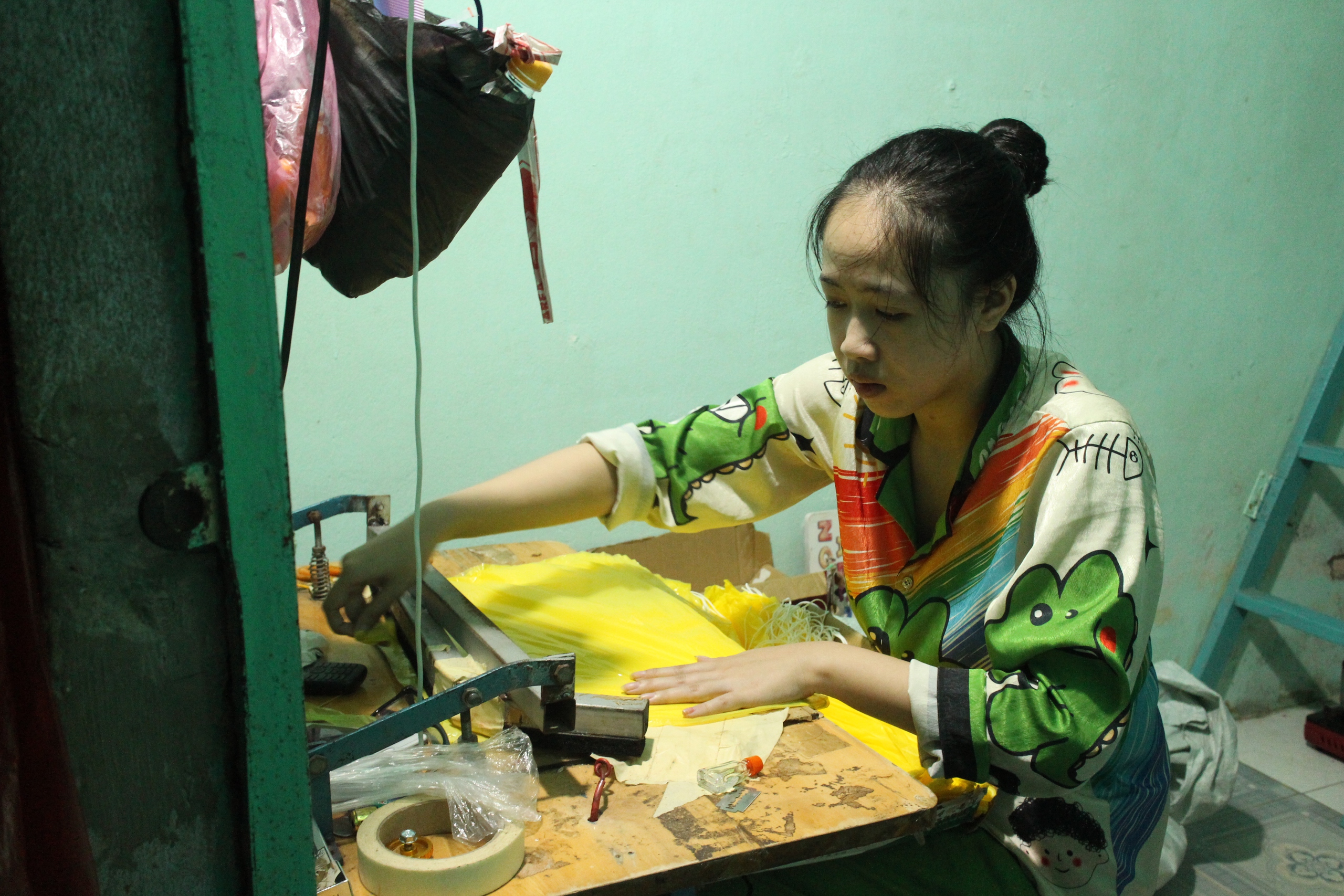 Đắng l&ograve;ng c&ocirc;ng nh&acirc;n l&agrave;m th&ecirc;m với tiền c&ocirc;ng 