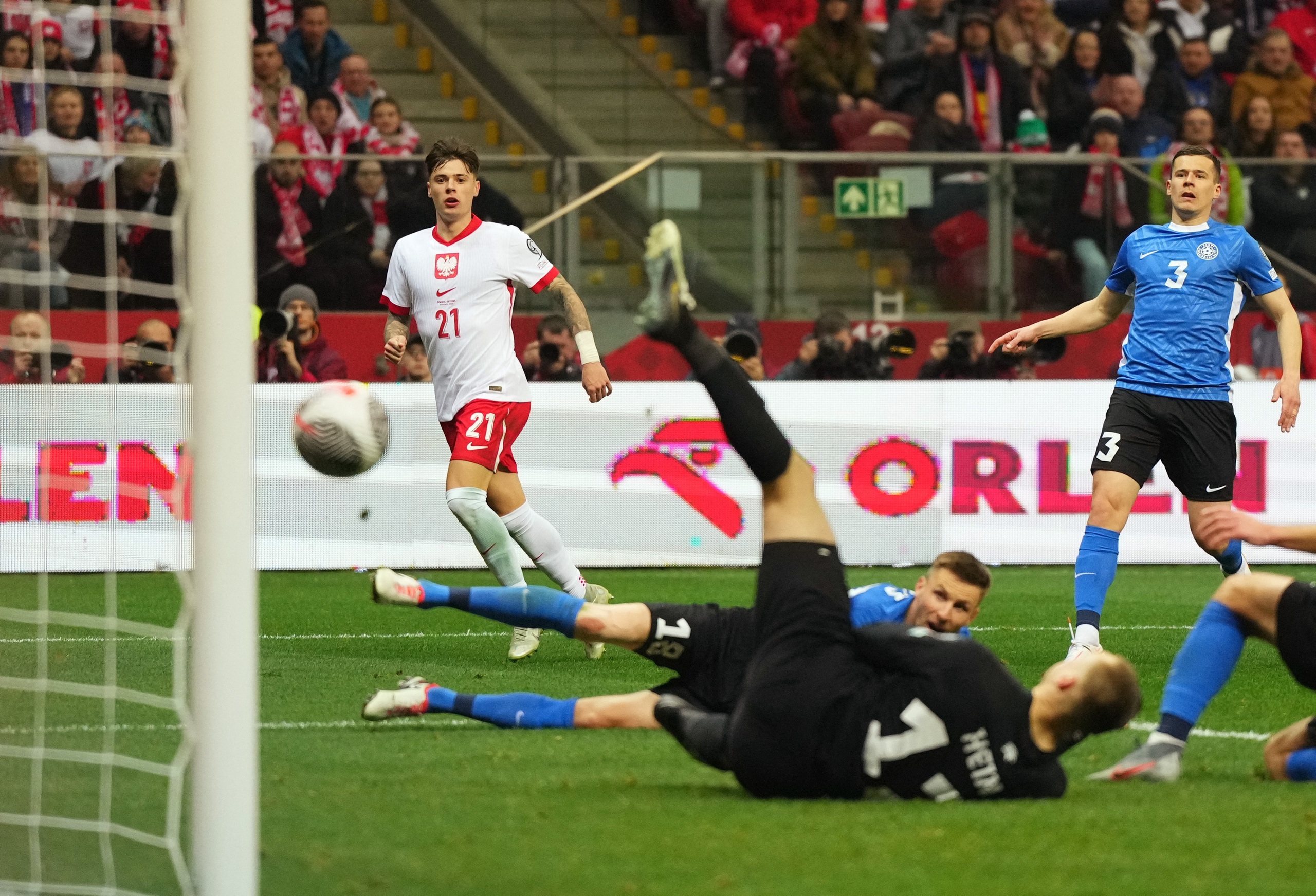 Karol Mets đá phàn lưới nhà Estonia