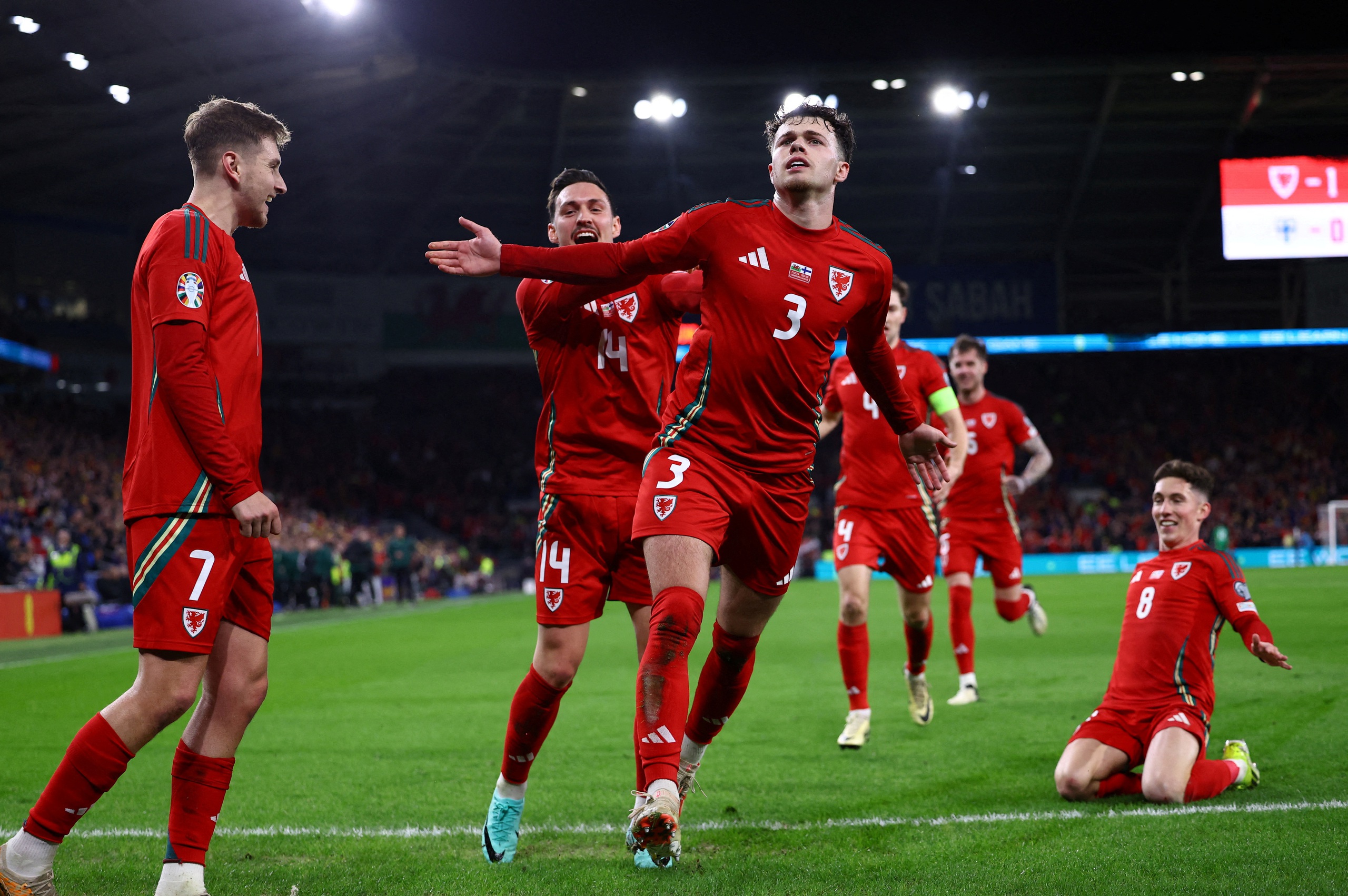 Lewandowski dạo chơi vòng play-off EURO, Ba Lan đè bẹp