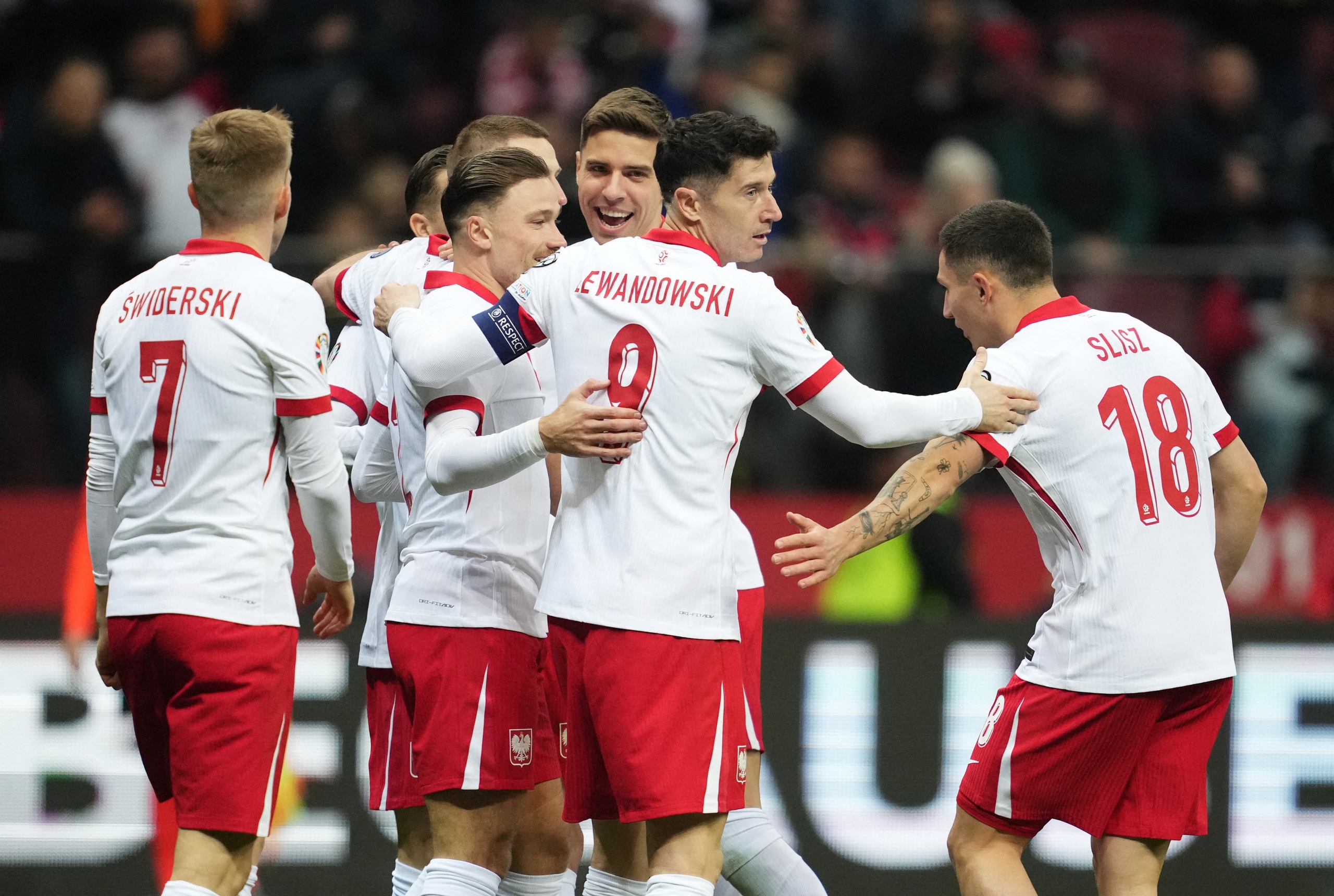 Lewandowski dạo chơi vòng play-off EURO, Ba Lan đè bẹp