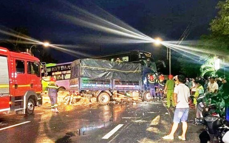 Phú Yên: 2 vụ xe khách đối đầu xe tải trong đêm, 2 người chết