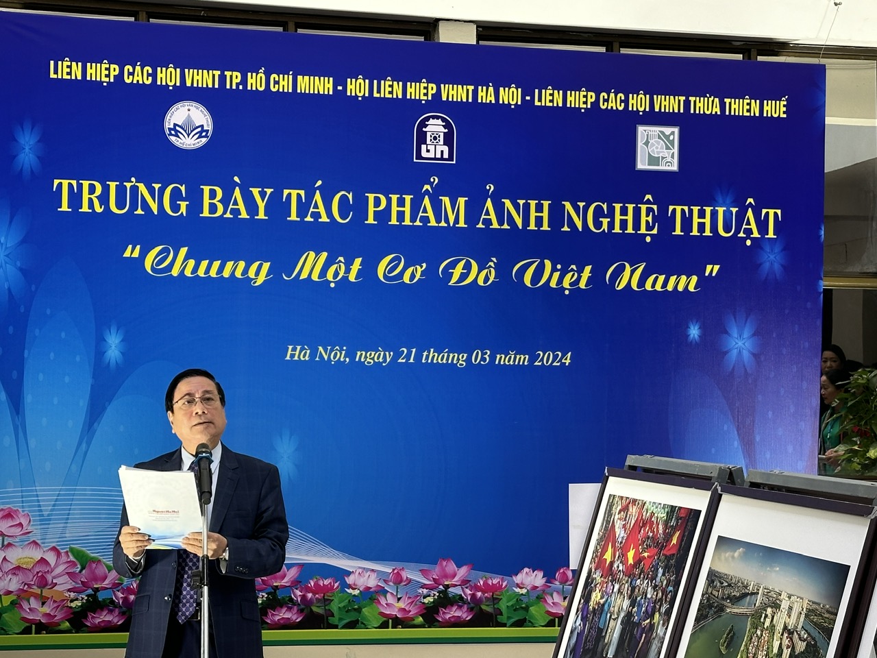 D&acirc;ng tr&agrave;o cảm x&uacute;c tại triển l&atilde;m ảnh &ldquo;Chung một cơ đồ Việt Nam&rdquo;- Ảnh 1.