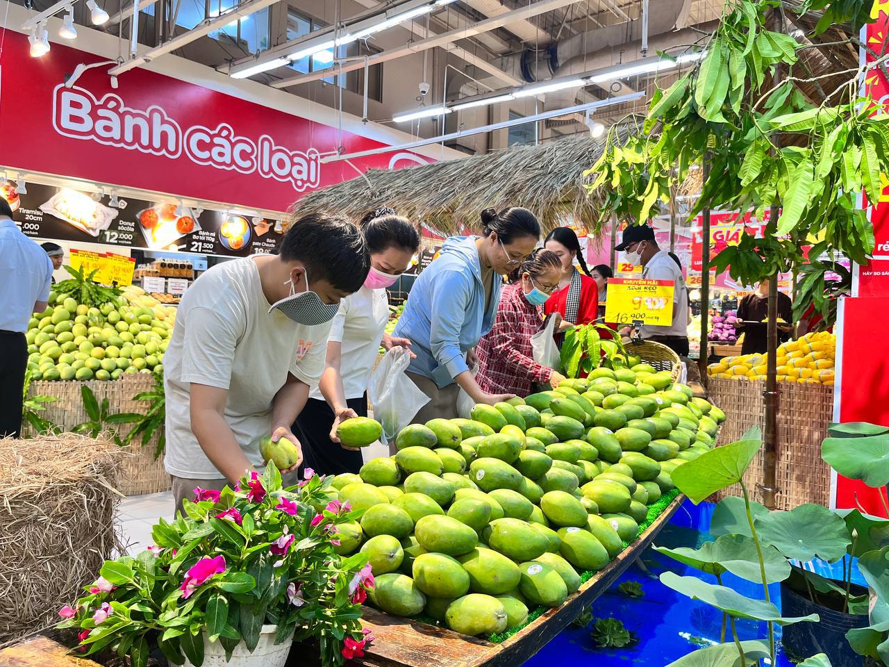 Si&ecirc;u thị đồng loạt giảm gi&aacute; xo&agrave;i đến 40%- Ảnh 1.