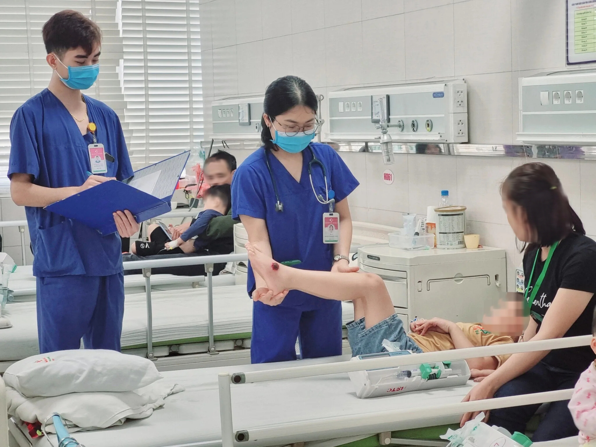 Bé trai 7 tuổi bất ngờ yếu, liệt tứ chi vì căn bệnh cực hiếm- Ảnh 1.