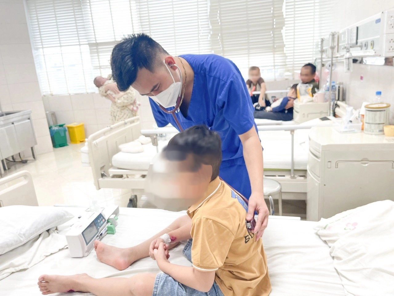 Bé trai 7 tuổi bất ngờ yếu, liệt tứ chi vì căn bệnh cực hiếm- Ảnh 2.