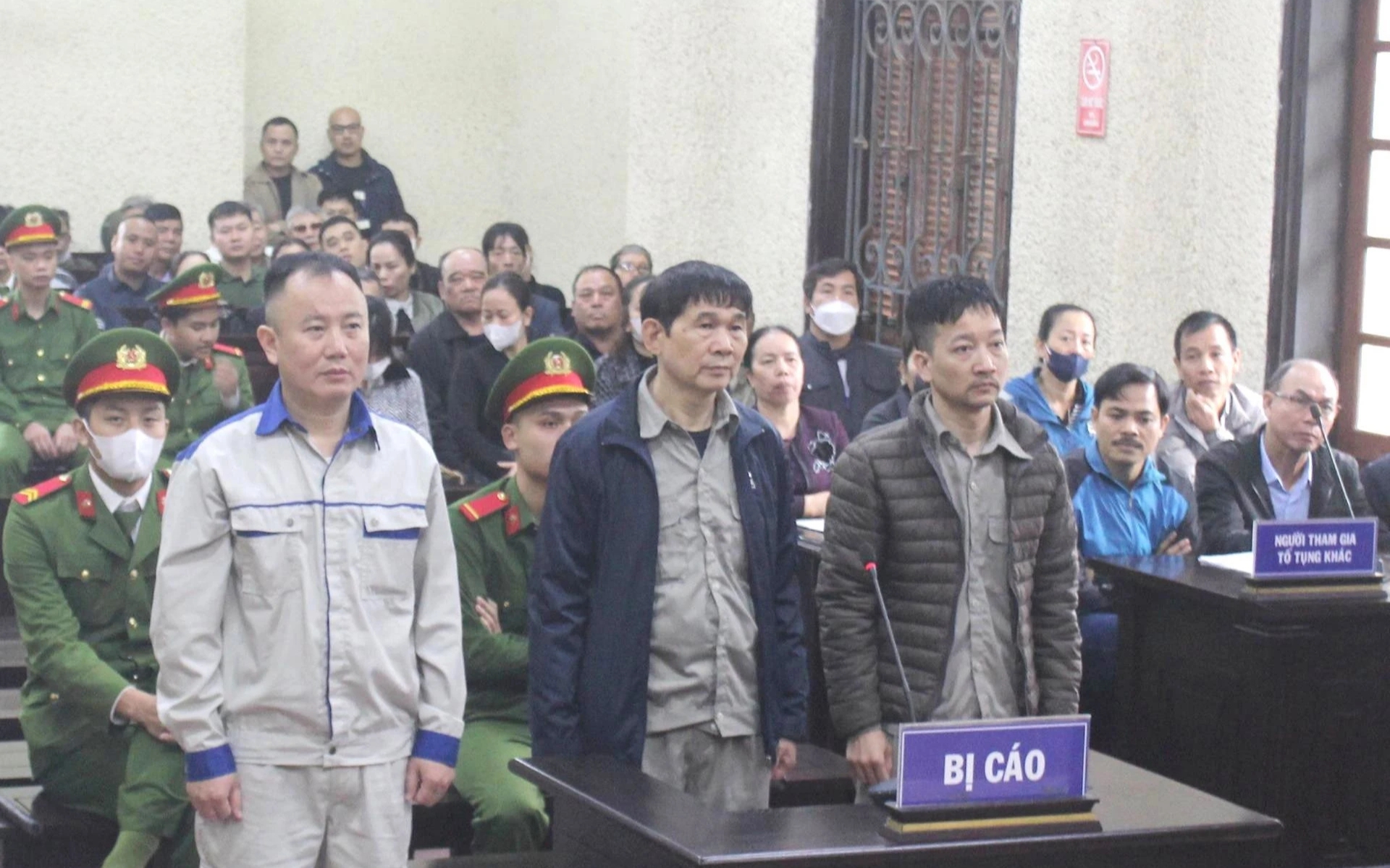 Cựu Chủ tịch xã cùng 2 thuộc cấp hầu tòa