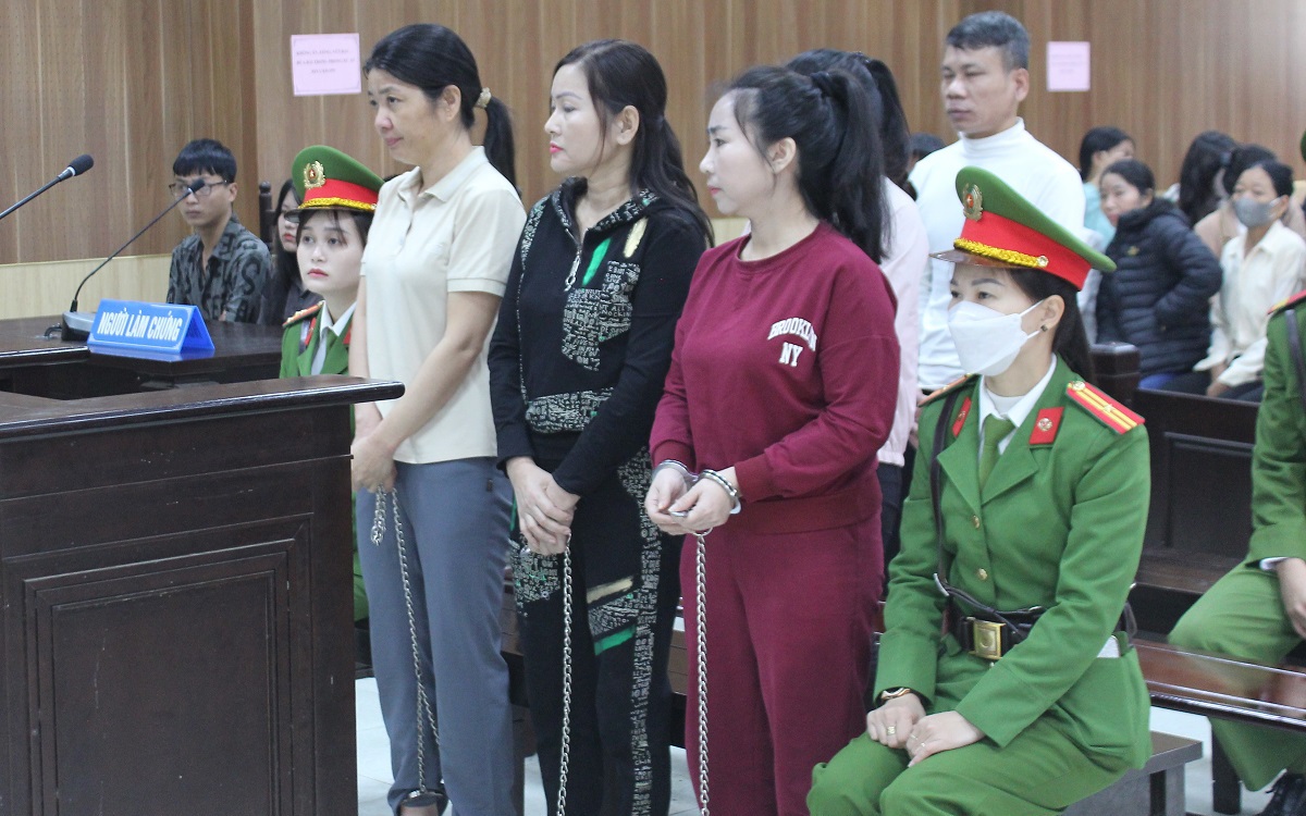 Bố mẹ và con gái cùng đi buôn bán "cái chết trắng"