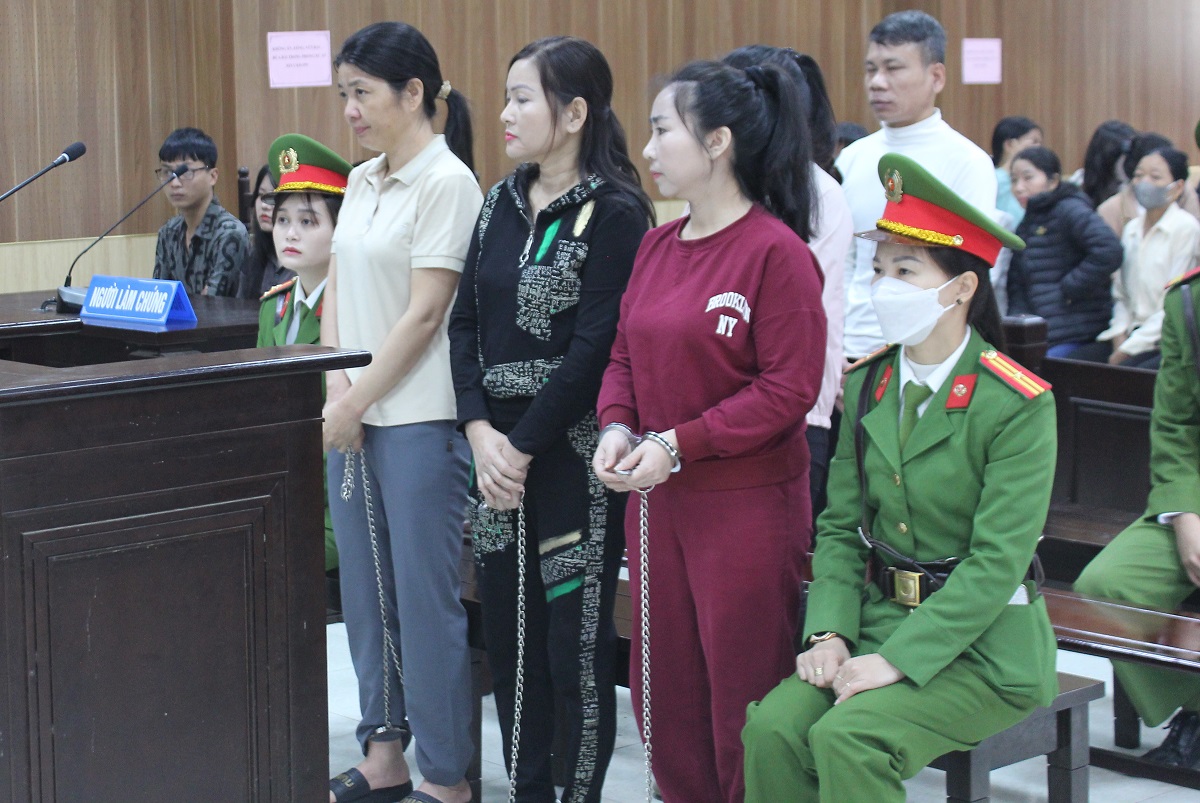Bố mẹ cùng con gái đi tù vì buôn bán