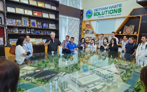 VWS giới thiệu m&ocirc; h&igrave;nh t&aacute;i chế r&aacute;c với doanh nghiệp nước ngo&agrave;i