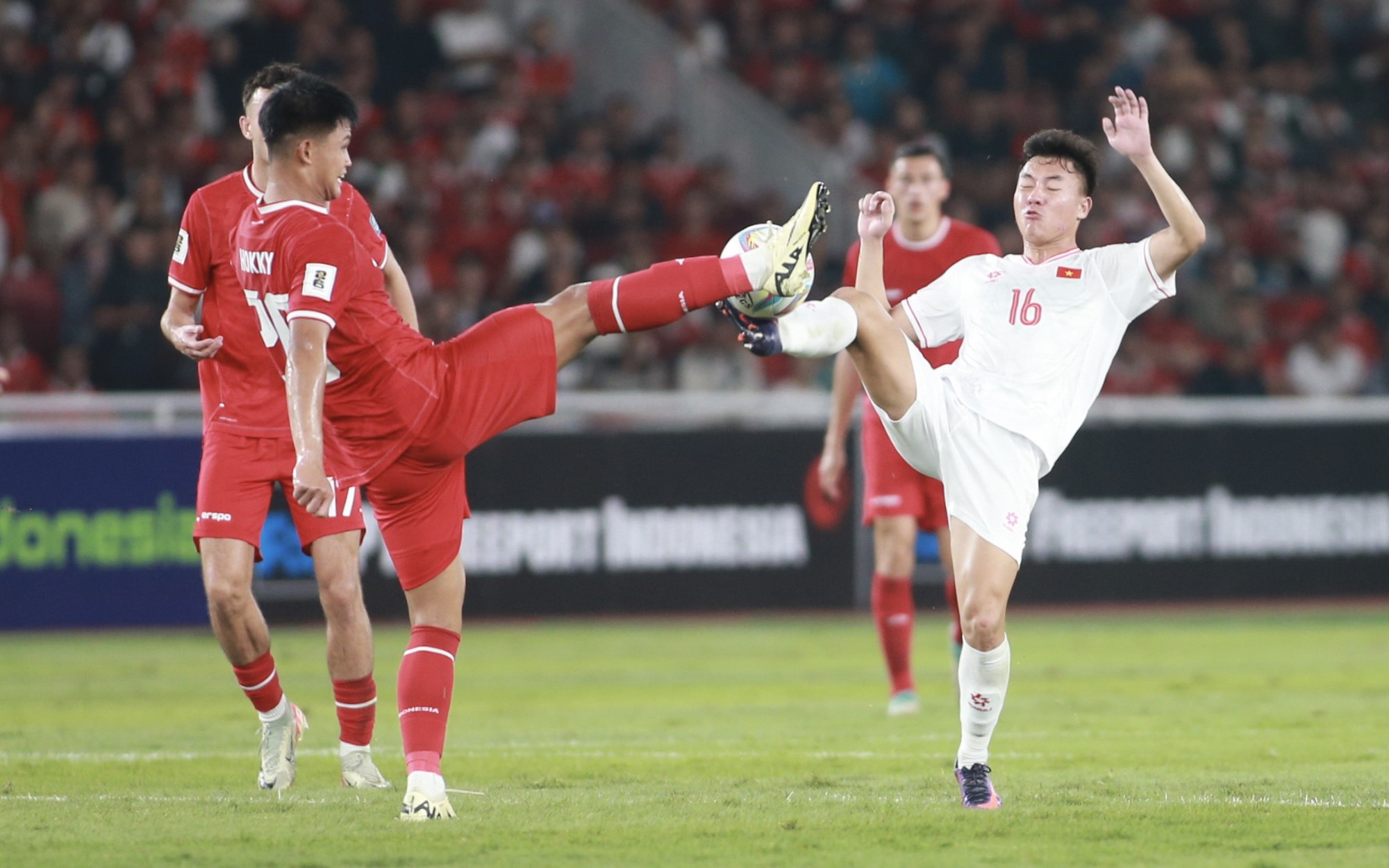 Quản lý của Quang Hải chỉ trích HLV Troussier