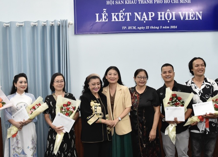 NSND Kim Cương x&uacute;c động trong lễ kết nạp hội vi&ecirc;n mới- Ảnh 1.