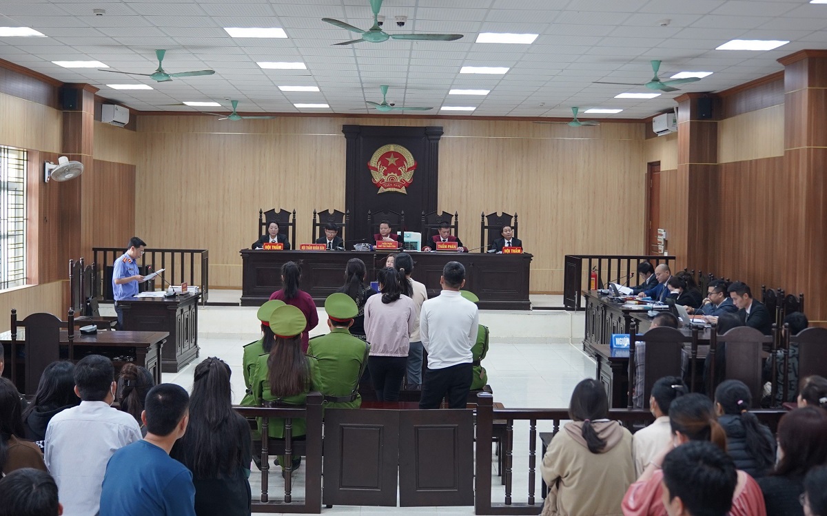 Bố mẹ cùng con gái đi tù vì buôn bán