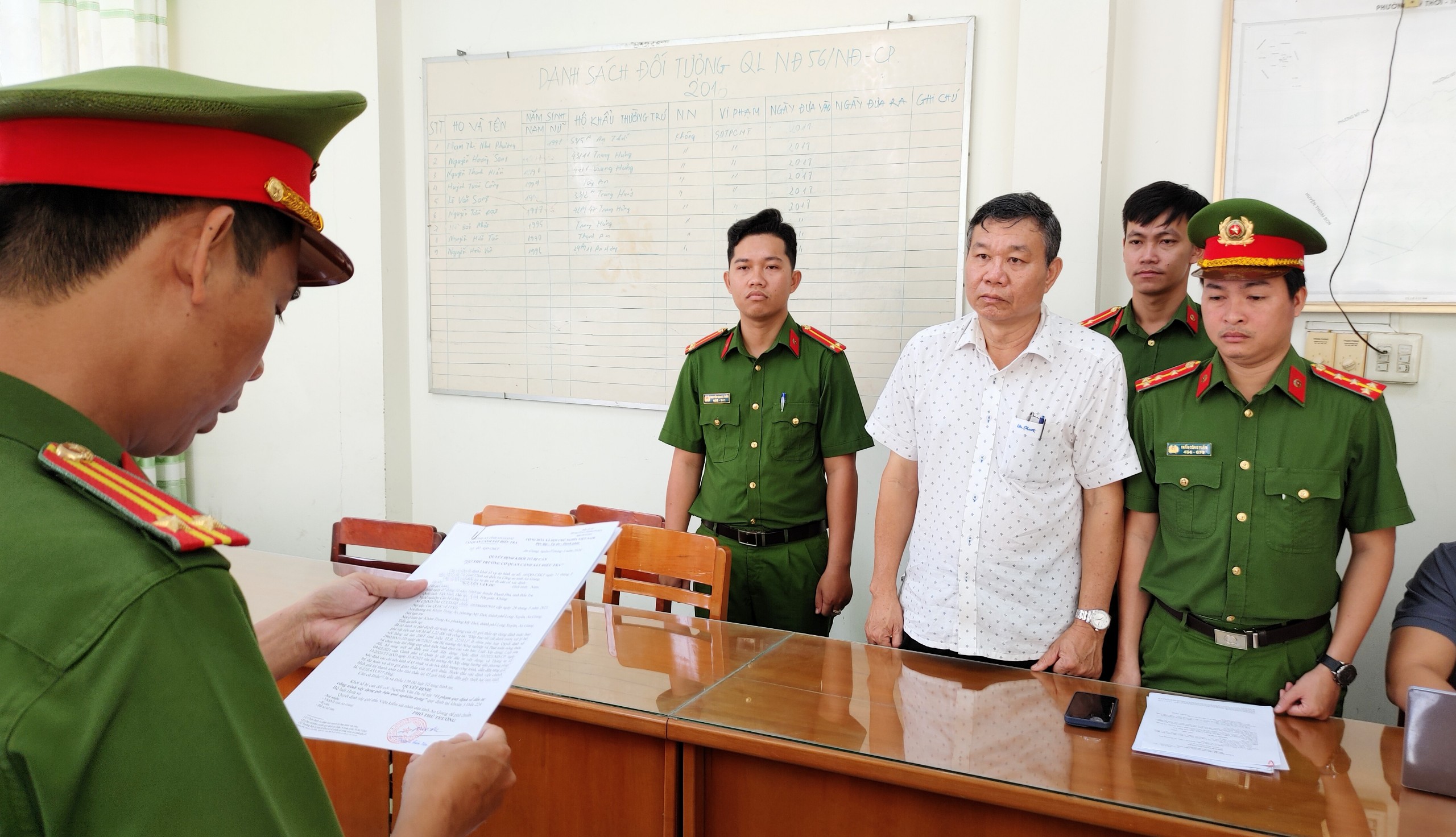 Bắt giám đốc Ban Quản lý Dự án đầu tư xây dựng ở An Giang- Ảnh 1.