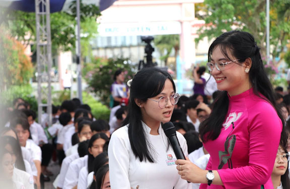 Học sinh đặt rất nhiều c&acirc;u hỏi cho Ban Tư vấn tại chương tr&igrave;nh  Ảnh: TRẦN THƯỜNG