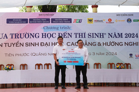 &Ocirc;ng Dương Quang, Ph&oacute; Tổng Bi&ecirc;n tập B&aacute;o Người Lao Động (phải), trao 50 triệu đồng cho Quỹ Khuyến học huyện Ti&ecirc;n Phước