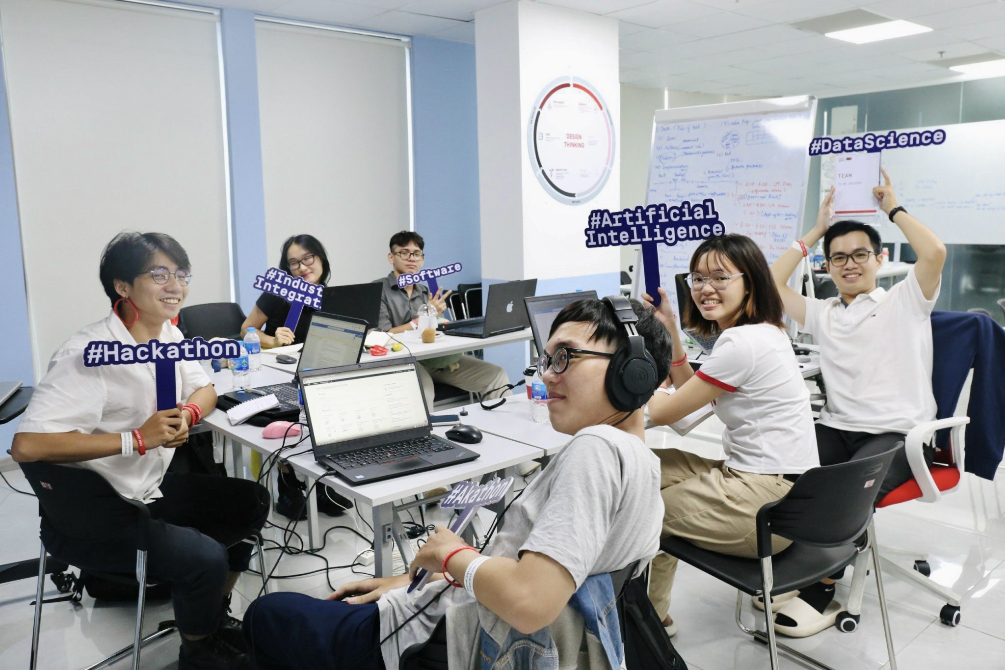 Kh&ocirc;ng biết d&ugrave;ng AI, nguy cơ thất nghiệp cao- Ảnh 2.
