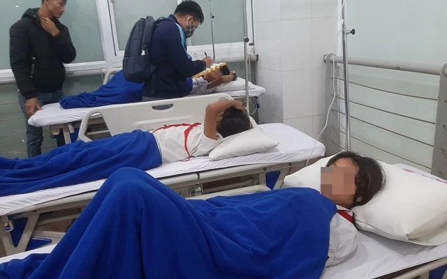 Học sinh có biểu hiện lạ sau khi uống nước ngọt tiếp thị
